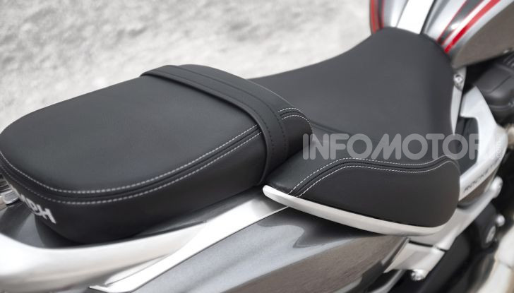 Triumph presenta Rocket 3 R e Rocket 3 GT: due versioni con numeri da record - Foto 20 di 21