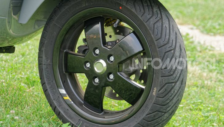 Prova Vespa GTS 300 hpe SuperTech, mai guidata una Vespa così!  - Foto 15 di 49
