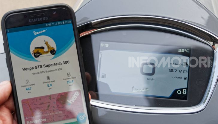 Vespa GTS 300 hpe SuperTech 2019 tft cellulare smartphone