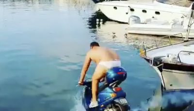 Balotelli colpisce ancora: 2000 euro a un barista per gettarsi in mare con lo scooter