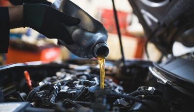 Olio motore: cos’è, a cosa serve e quale scegliere