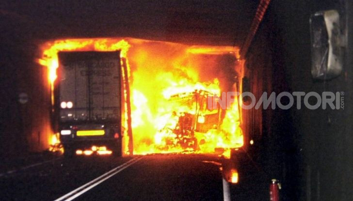 Guidare in galleria: i consigli per viaggiare in sicurezza - Foto 13 di 13