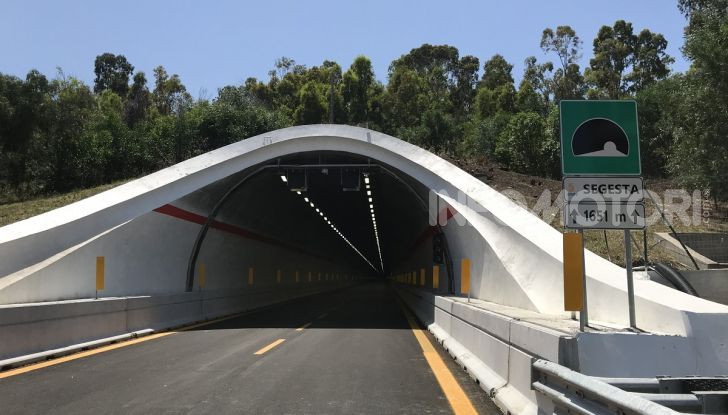 Guidare in galleria: i consigli per viaggiare in sicurezza - Foto 4 di 13