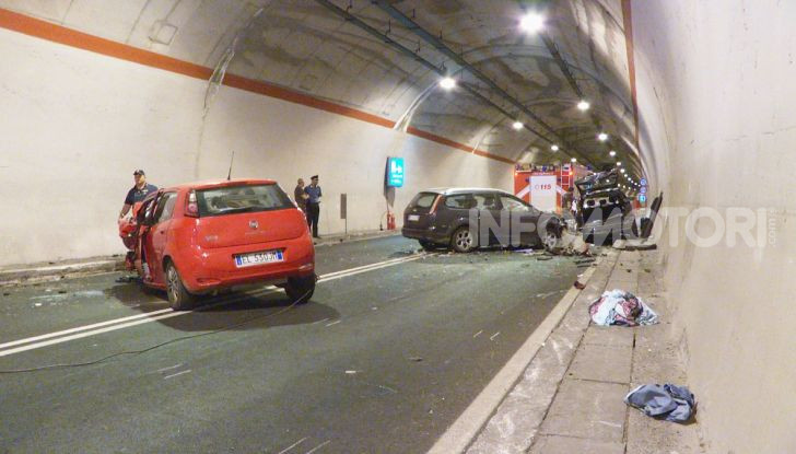 Guidare in galleria: i consigli per viaggiare in sicurezza - Foto 10 di 13