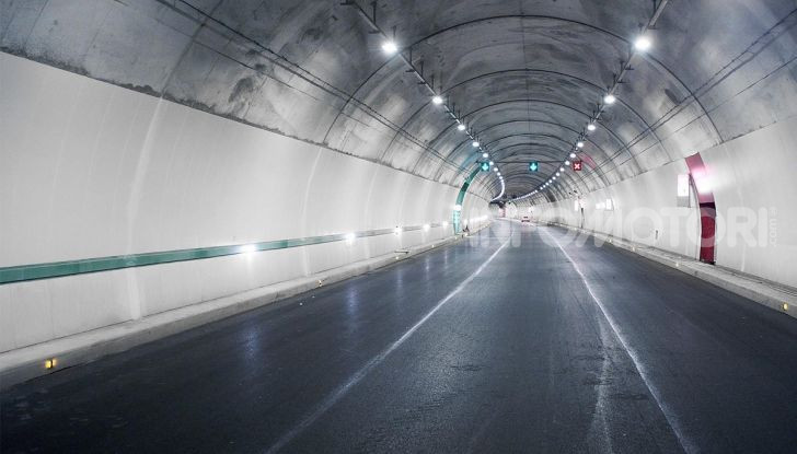 Guidare in galleria: i consigli per viaggiare in sicurezza - Foto 6 di 13