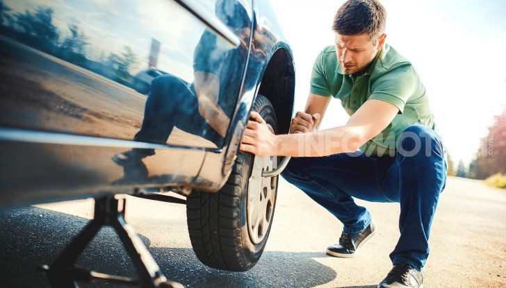 Come guidare con una ruota a terra in caso di emergenza - Foto 8 di 10