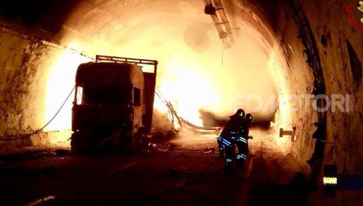 Guidare in galleria: i consigli per viaggiare in sicurezza - Foto 12 di 13