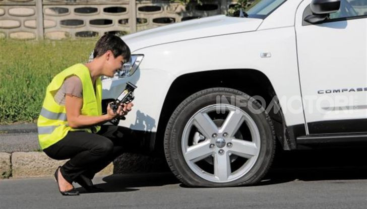 Come guidare con una ruota a terra in caso di emergenza - Foto 4 di 10