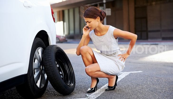 Come guidare con una ruota a terra in caso di emergenza - Foto 6 di 10