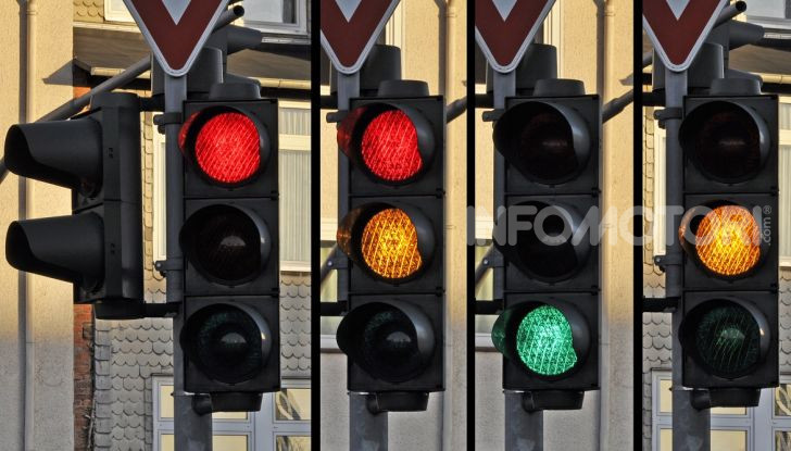 Semaforo giallo: quando accelerare, rallentare o fermarsi - Foto 5 di 10