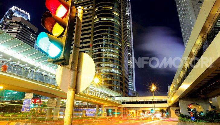 Semaforo giallo: quando accelerare, rallentare o fermarsi - Foto 1 di 10