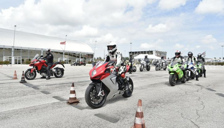 DimensioneGuida: i corsi di guida moto in pista tra divertimento e sicurezza - Foto 42 di 54