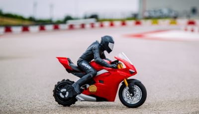 Upriser Ducati Panigale V4 S RC: impennate a portata di radiocomando