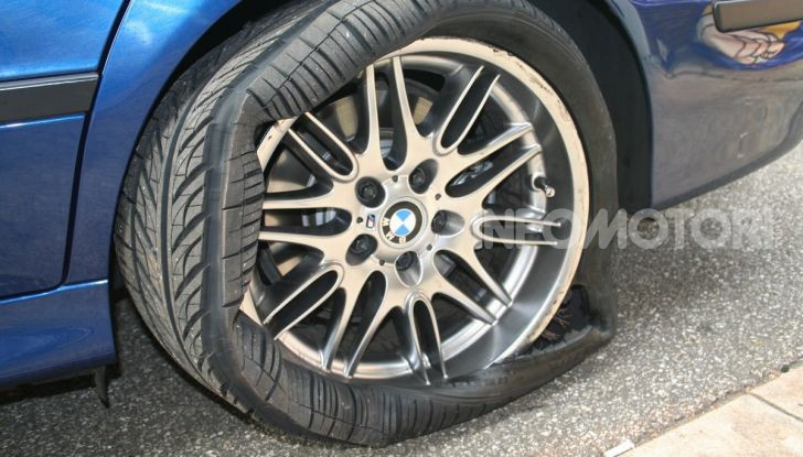 Come guidare con una ruota a terra in caso di emergenza - Foto 2 di 10