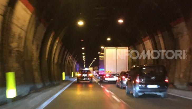 Guidare in galleria: i consigli per viaggiare in sicurezza - Foto 9 di 13