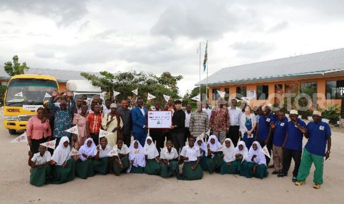 Kia Motors consegna minibus e scuola al governo della Tanzania - Foto 2 di 5