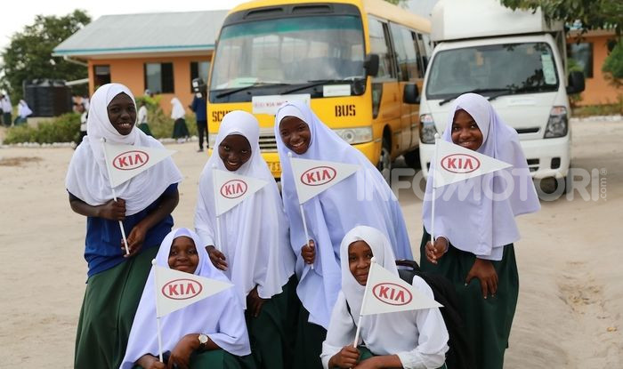 Kia Motors consegna minibus e scuola al governo della Tanzania - Foto 3 di 5