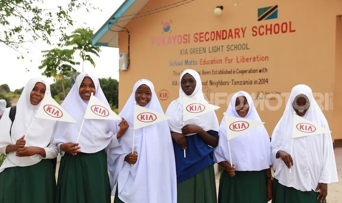 Kia Motors consegna minibus e scuola al governo della Tanzania - Foto 5 di 5
