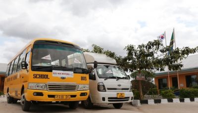 Kia Motors consegna minibus e scuola al governo della Tanzania