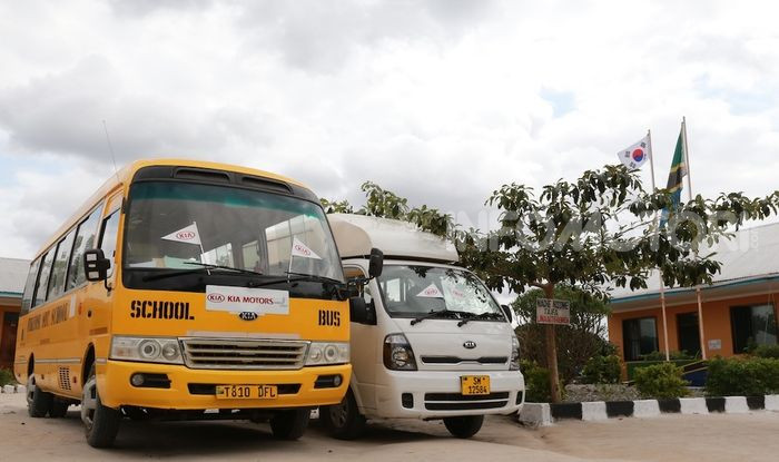 Kia Motors consegna minibus e scuola al governo della Tanzania - Foto 1 di 5