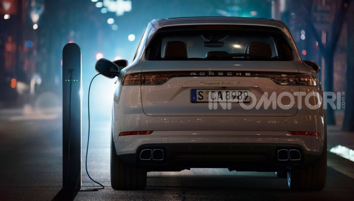 Porsche Cayenne Turbo S E-Hybrid: dati tecnici, prezzi e consumi - Foto 3 di 13