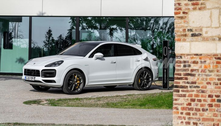 Porsche Cayenne Turbo S E-Hybrid: dati tecnici, prezzi e consumi - Foto 1 di 13