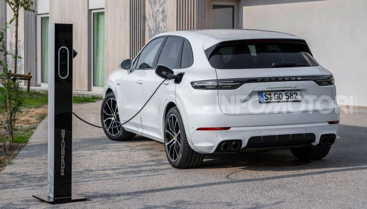 Porsche Cayenne Turbo S E-Hybrid: dati tecnici, prezzi e consumi - Foto 8 di 13