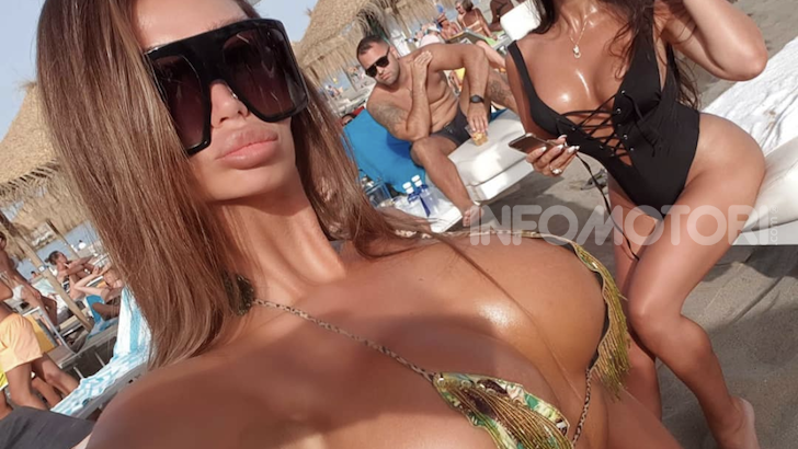 La modella di Playboy Soraja Vucelic lancia una Lamborghini in piscina! - Foto 2 di 8
