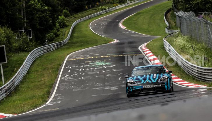 Porsche Taycan, record al Nurburgring per l’auto elettrica - Foto 2 di 5