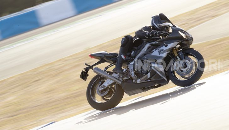 Triumph Daytona 765 Limited Edition: una Moto2 per la strada - Foto 11 di 30