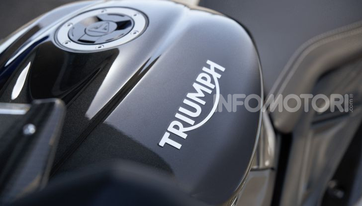 Triumph Daytona 765 Limited Edition: una Moto2 per la strada - Foto 18 di 30