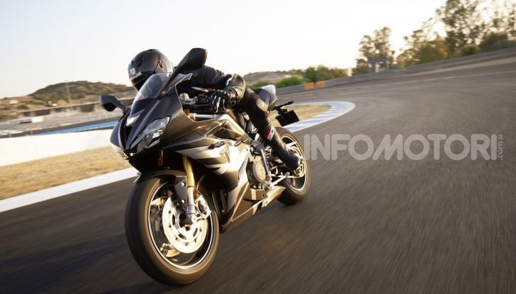 Triumph Daytona 765 Limited Edition: una Moto2 per la strada - Foto 2 di 30