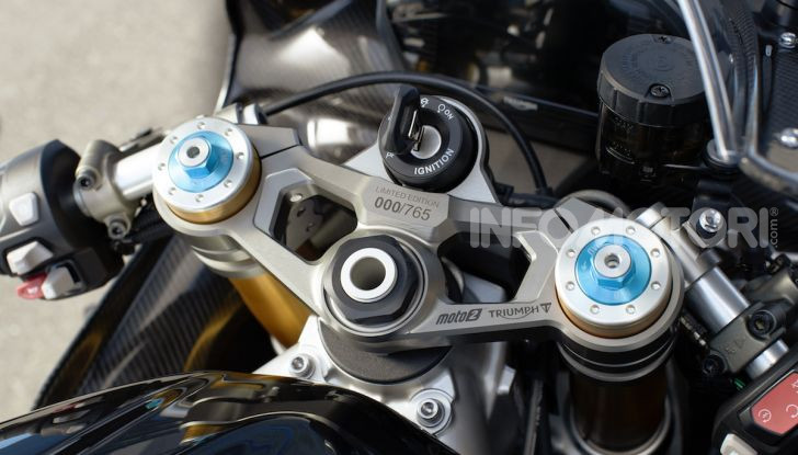 Triumph Daytona 765 Limited Edition: una Moto2 per la strada - Foto 22 di 30