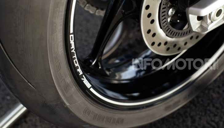 Triumph Daytona 765 Limited Edition: una Moto2 per la strada - Foto 23 di 30
