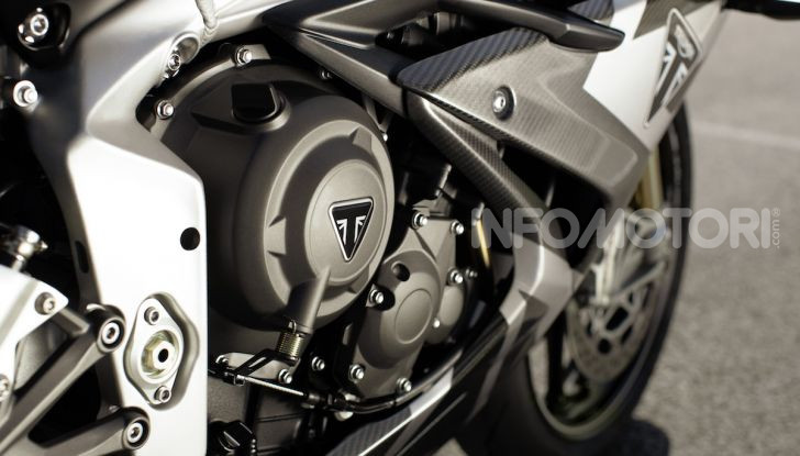 Triumph Daytona 765 Limited Edition: una Moto2 per la strada - Foto 26 di 30