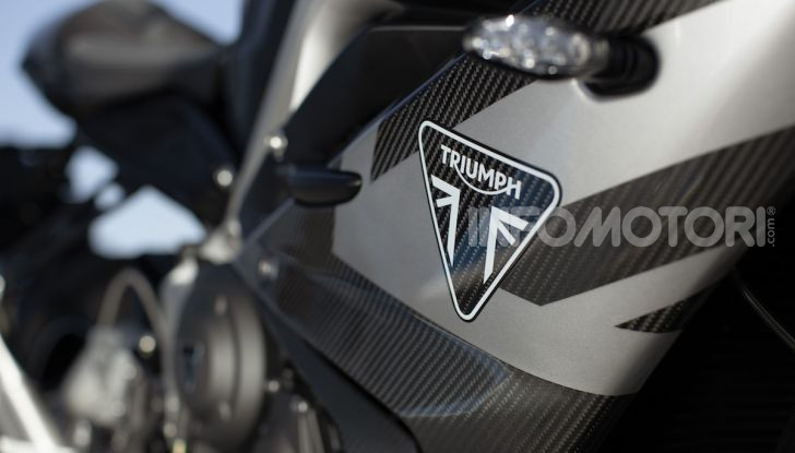 Triumph Daytona 765 Limited Edition: una Moto2 per la strada - Foto 27 di 30
