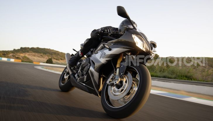 Triumph Daytona 765 Limited Edition: una Moto2 per la strada - Foto 5 di 30