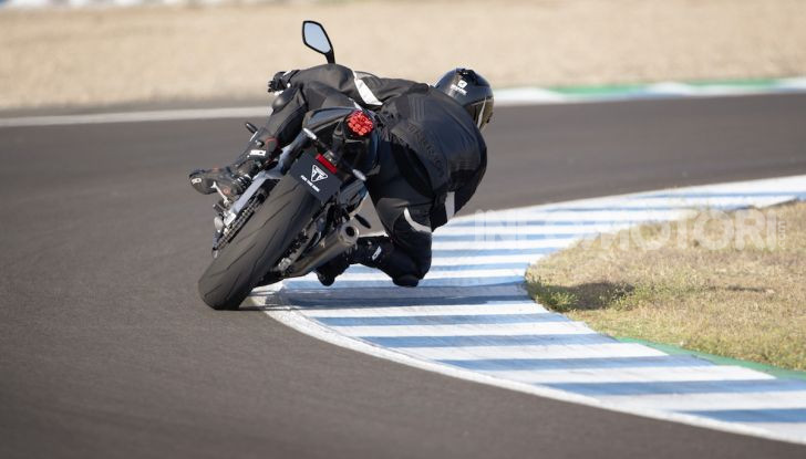 Triumph Daytona 765 Limited Edition: una Moto2 per la strada - Foto 8 di 30