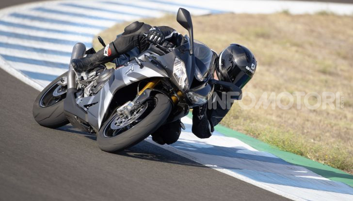Triumph Daytona 765 Limited Edition: una Moto2 per la strada - Foto 9 di 30