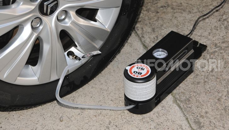 Come guidare con una ruota a terra in caso di emergenza - Foto 9 di 10