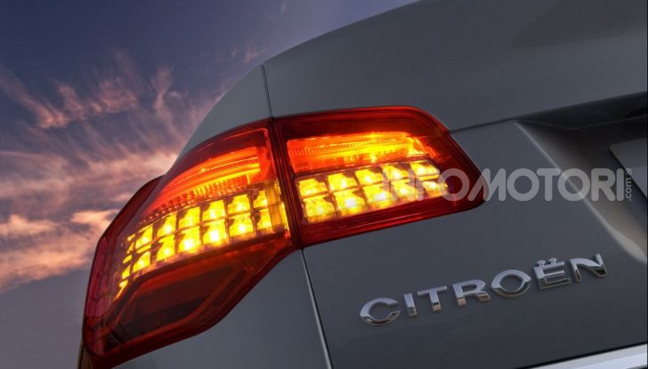 Frecce alla guida: come utilizzare correttamente gli indicatori di direzione - Foto 1 di 10