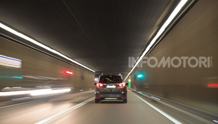Guidare in galleria: i consigli per viaggiare in sicurezza - Foto 2 di 13
