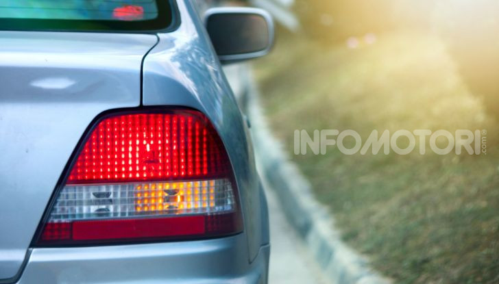 Frecce alla guida: come utilizzare correttamente gli indicatori di direzione - Foto 2 di 10