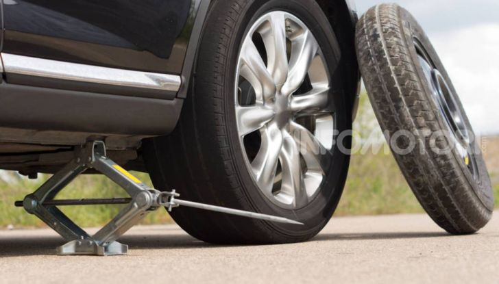 Come guidare con una ruota a terra in caso di emergenza - Foto 3 di 10