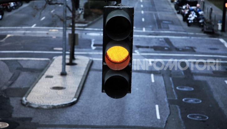 Semaforo giallo: quando accelerare, rallentare o fermarsi - Foto 2 di 10
