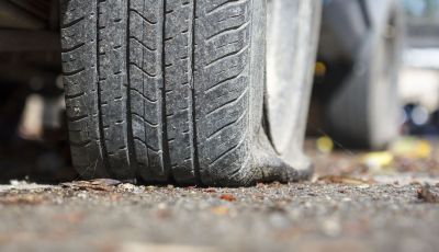 Come guidare con una ruota a terra in caso di emergenza