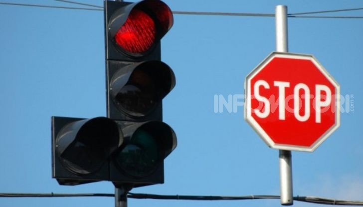 Semaforo giallo: quando accelerare, rallentare o fermarsi - Foto 7 di 10