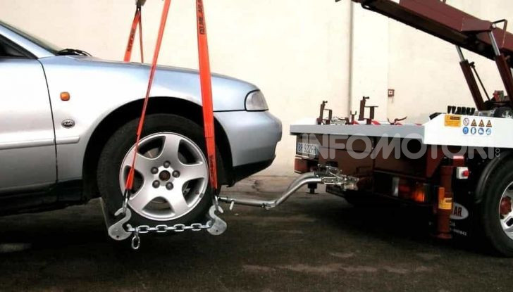 Come guidare con una ruota a terra in caso di emergenza - Foto 10 di 10