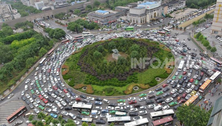 Frecce alla guida: come utilizzare correttamente gli indicatori di direzione - Foto 10 di 10