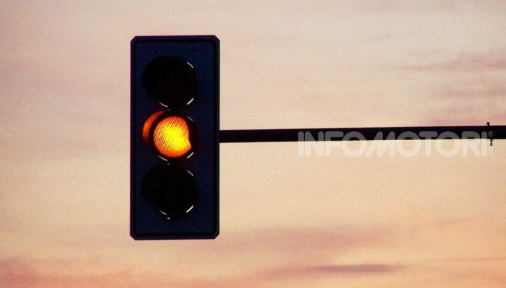 Semaforo giallo: quando accelerare, rallentare o fermarsi - Foto 3 di 10